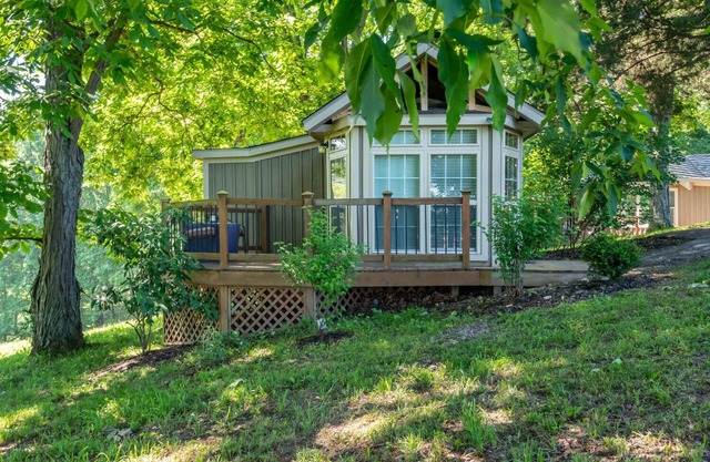 Private and Cozy Cottage with Spectacular Hilltop Views - Seasonal Pool &Hot tub