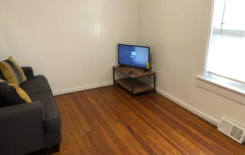 Private and cozy house with one bedroom and one bathroom and free Wi-Fi