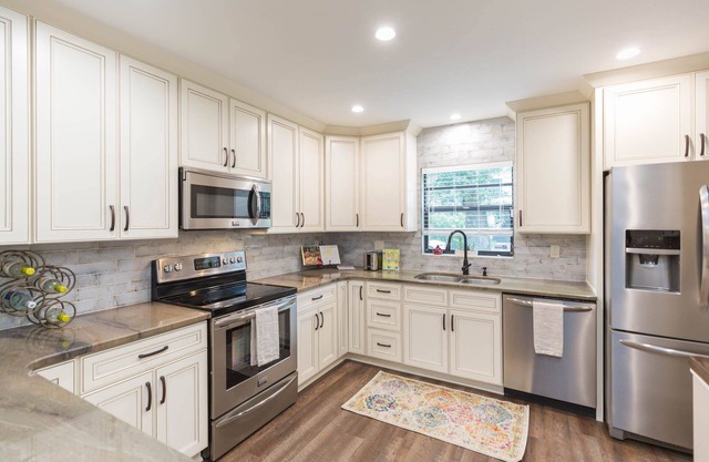 Private and Cozy w/hot tub, only a few blocks from Hyde Park Village