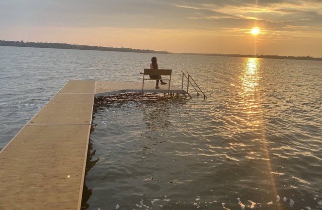 Private and Quiet Cottage with Stunning view of the Sunset. Great for fishing