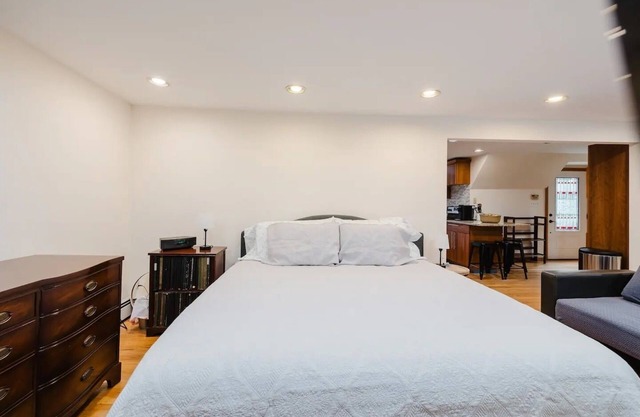 Private Apartment on tree lined 2 acre estate. Close to beaches, farms and NYC.