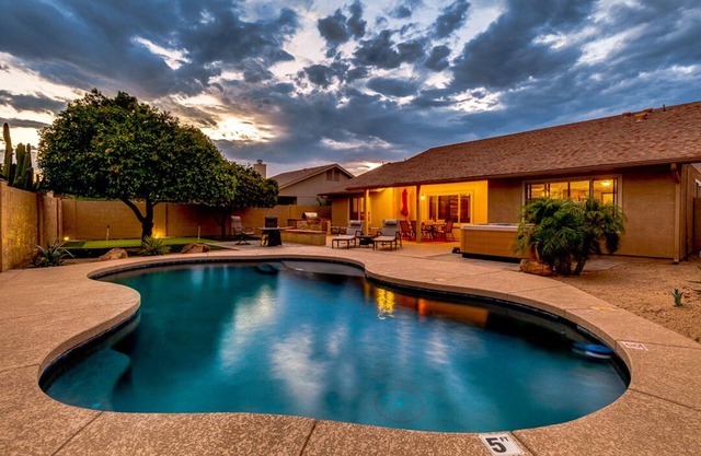 Private backyard, & heated pool . Enjoy Spring Training, Football, PGA & Nascar