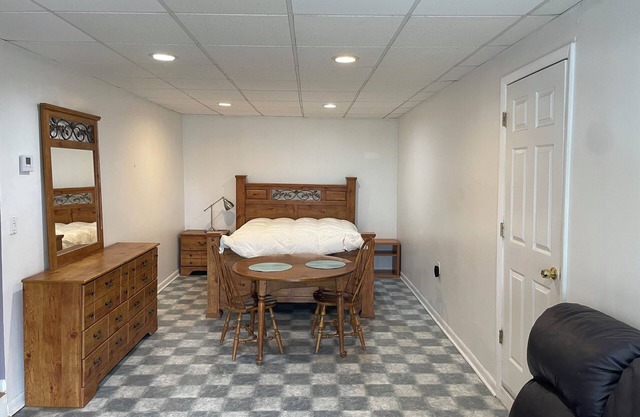 private bath laundry free Wi-Fi 10 miles west of Midtown Manhattan direct bus