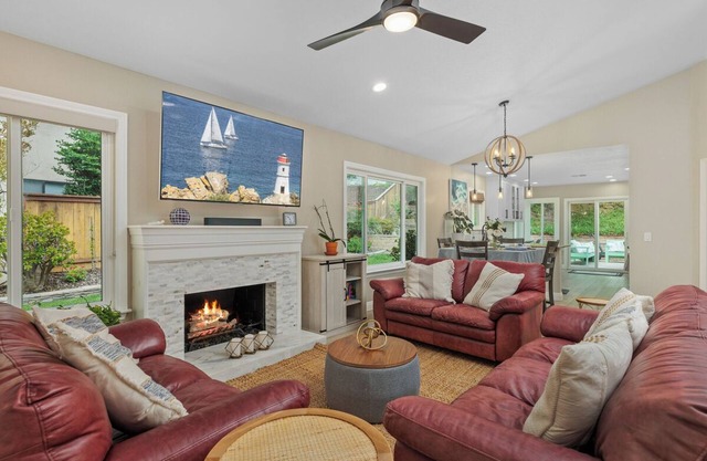 Private Beach House with enclosed yard 5 mins to the beach
