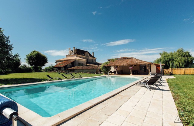 Private Country house surrounded by vines, with a private pool. Up to 20 people