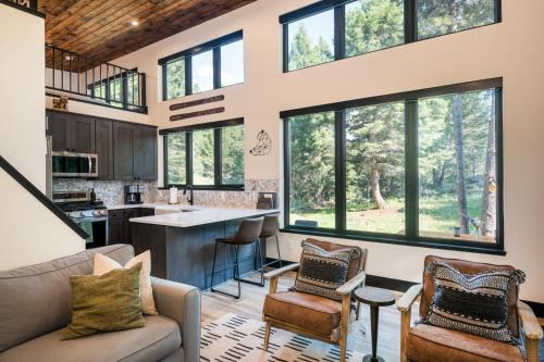 Private Cabin For Couples! Hike, Relax, Hot Tub!