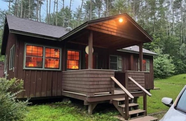 Private Cabin Getaway in the Woods Rockland