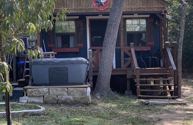 Private Cabin with hot tub. Nestled in the Woods just off Lake Limestone, Texas.