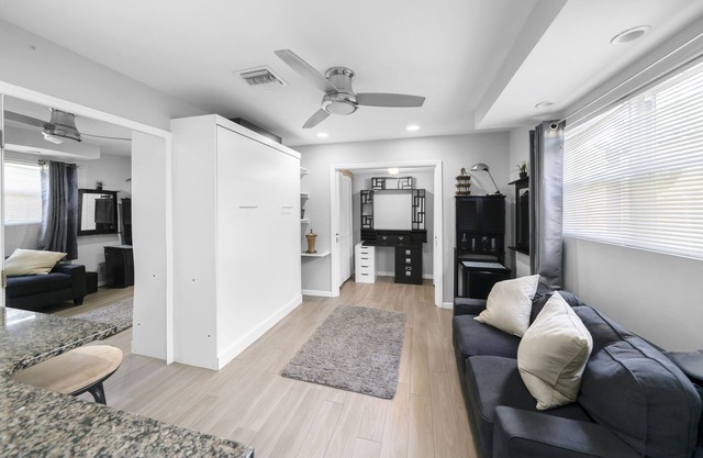 Private-Charming 1 Bed with Patio~2.5 miles to Beach 🌴