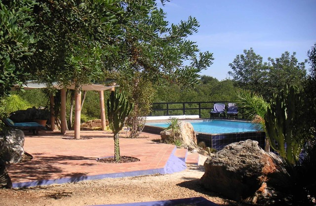 Private colourful house in nature, pool, wifi,air-condition,nearby the sea