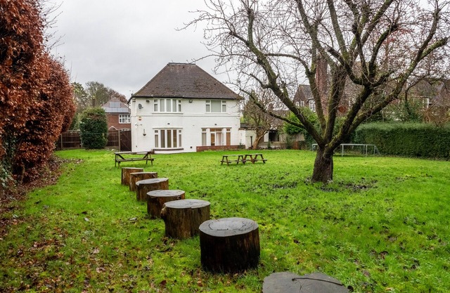 PRIVATE COMFORTABLE CONTRACTOR DETACHED LutonAirport WI-FI PARKING SPACIOUS
