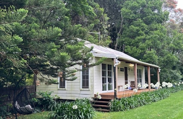 Private cottage inside Avalon Gardens estate, stroll to Gallery Walk