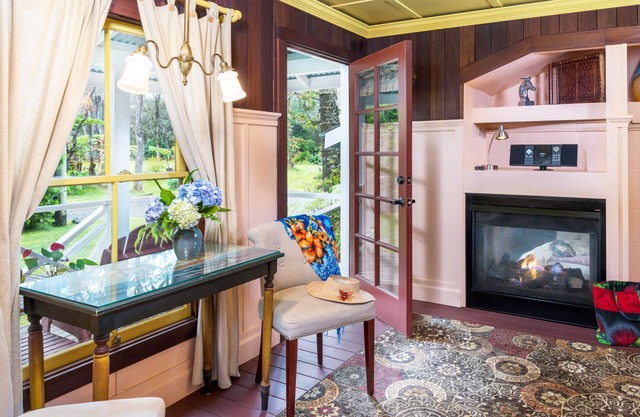 Private Cottage at Boutique Hotel in Volcano Village