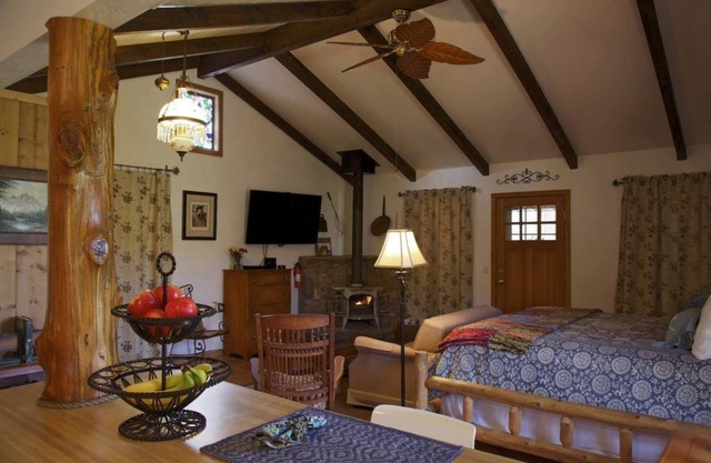 Private Cottage “Storybook Barn”