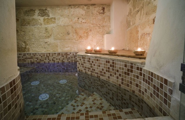 Private cottage with hot tub