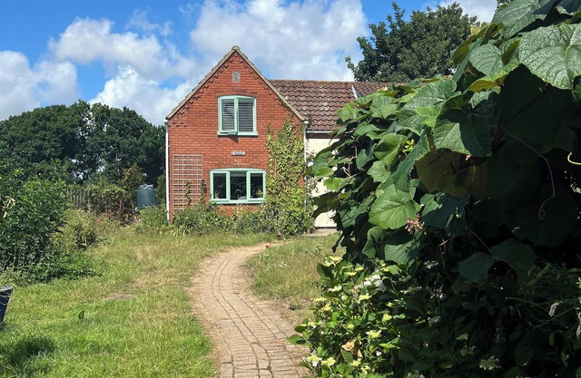 Private Country Retreat with Hot Tub, Fire Pit, Near Filby Broads