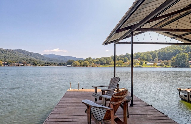 Private Dock, Mountain View, Lake Front, 2 kayaks, 2 SUPs, 1 canoe, Hot tub