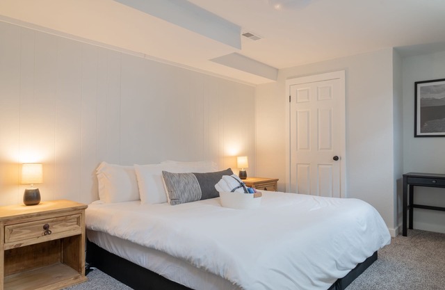 Private, Dog-friendly Suite w/Hot Tub near Downtown COS