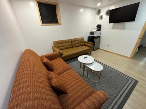 Private Entrance, private Bathroom, Bedroom and workspace