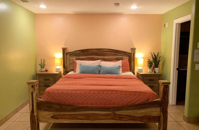 ★Private Entry★King Bed★Affordable Comfort★Historic Neighborhood★Close to it all