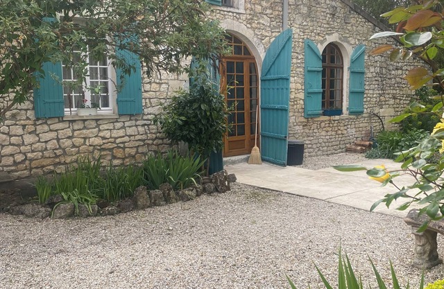 Private family retreat, 30 mins from beach. Bordeaux and Cognac 45 mins. Pool.