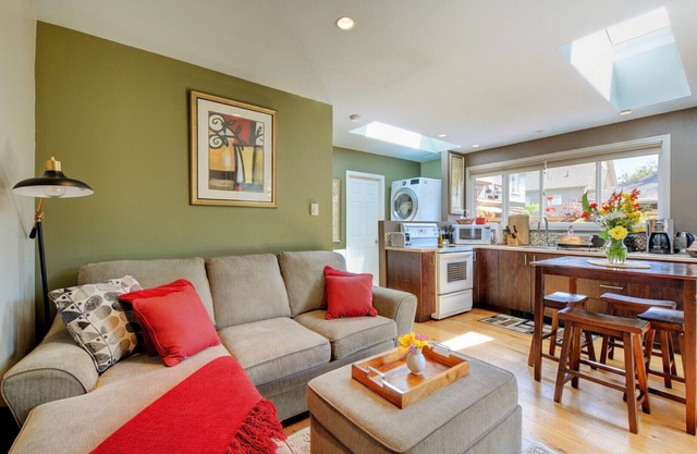 Private garden retreat with king size bed, full kitchen, private patio 48715