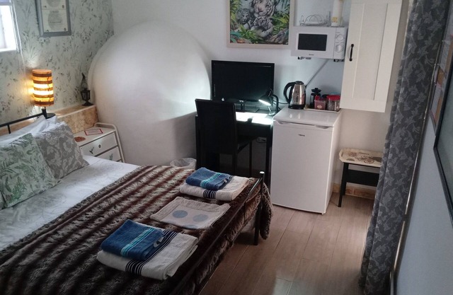 Private Guest Accommodation with Double Bed & En Suite. With private Entrance.