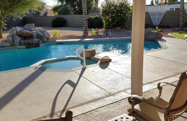 Private Heated Pool & Spa - Putting Green - Huge Back Yard - Great Location