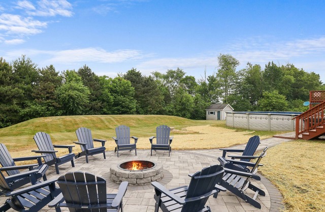 Private Heated Pool/Hot Tub/Huge Game Room/Sauna/Fire Pit/Huge Yard/3300 sq ft!