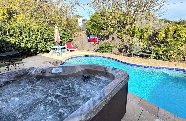 Private Hot Tub & Pool, Fenced Yard, & Walking Distance To Shopping