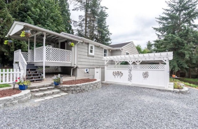 Private House in Woodinville with Hot Tub, close to Wineries!