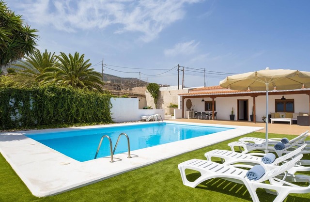 Private house with pool & garden