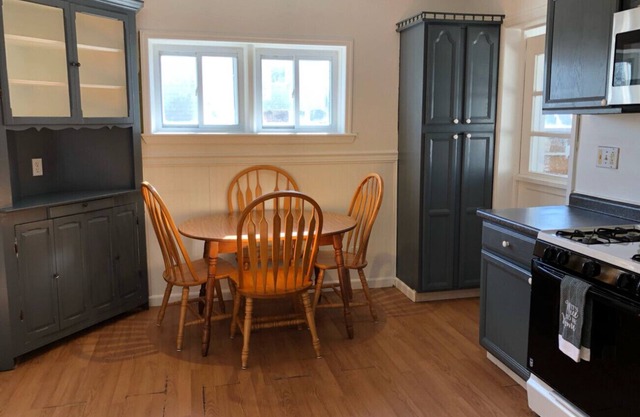 Private house with 3 bedrooms and 1 bathroom and free parking convenient to NYC Manhattan bus and train