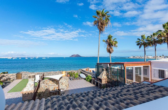Private, independent villa on the front line, terrace and tranquility