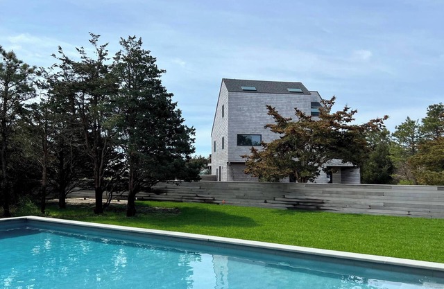 Private island retreat in Katama: pool, gourmet kitchen + stunning ocean views.