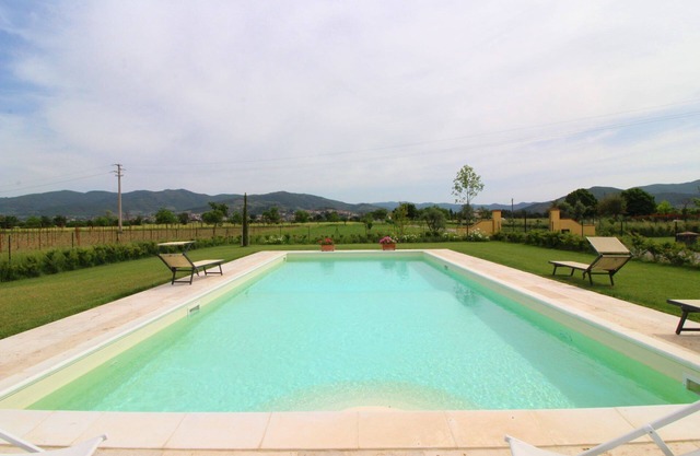 Private Villa with A/C, WIFI, private pool, TV, balcony, pets allowed, parking, close to Cortona