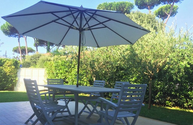 private garden, up to 6 pax, green area, a few steps from the sea
