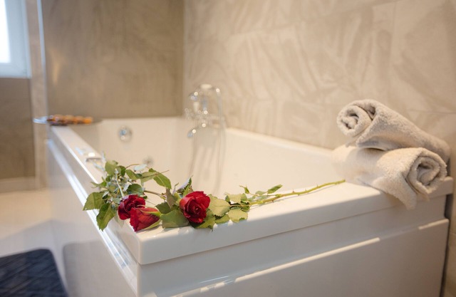 ♥︎ PRIVATE JACUZZI/WIFI/4K UHD TV/NETFLIX… ♥︎