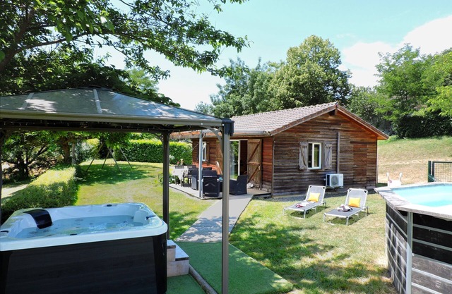 Private Jacuzzi Spa - Private swimming pool (summer) - Air conditioning - Chalet Mélèze Gers