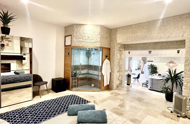 Private Jacuzzi Sauna Suite at Villa Del Castagnol
