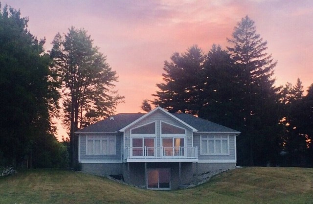 PRIVATE LAKE PROPERTY: The Sunrise Lake House - soft sand and relaxation