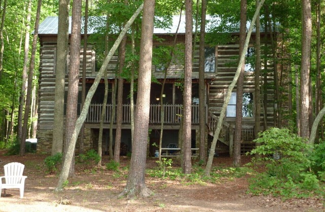 Private Lakefront Log Cabin