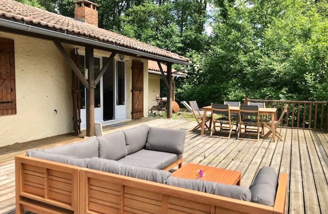 Private Lakeside Lodge: Stunning holiday retreat with total isolation & nature.