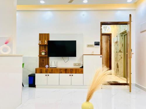 Private Luxury 1 BHK with AC and 2 bath at Brookfield