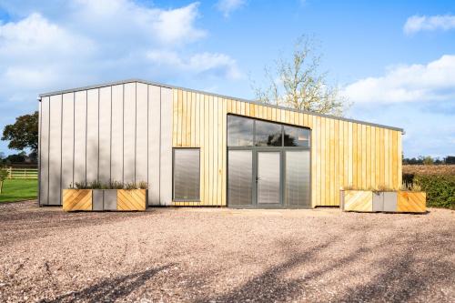 PRIVATE LUXURY BARN IN ITS OWN 0.75ACRES