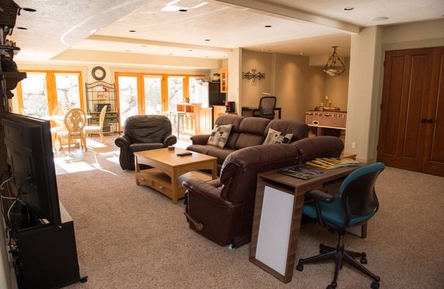 Private Luxury Retreat: In-home Theatre, Hot Tub, Gym, Game Room, and Zebra!