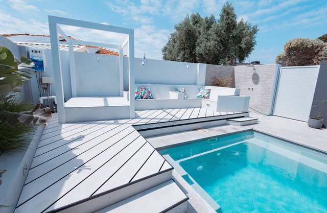 Private Mindarie Retreat with Garden Views, walking distance to Marina & Shops