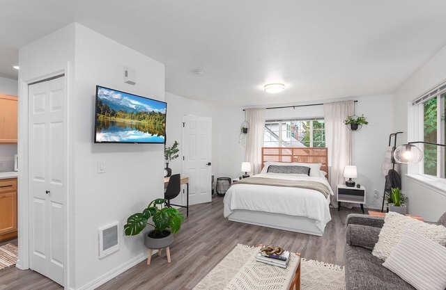 Private Newly Renovated modern loft studio with Free Parking, AC/Heat and WiFi