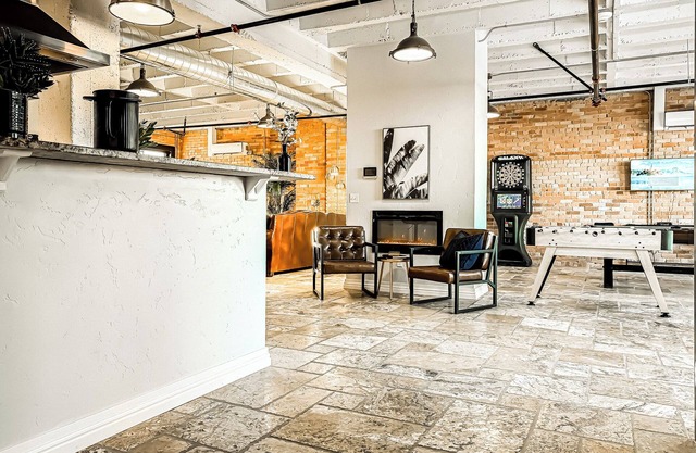 Private North Penthouse w/Arcade Games,Tanning&Redlight Beds