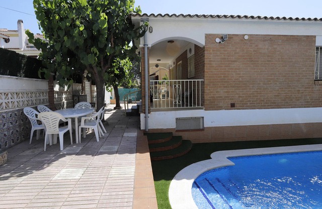 Private Pool & BBQ House, 900m from Beach, Torredembarra